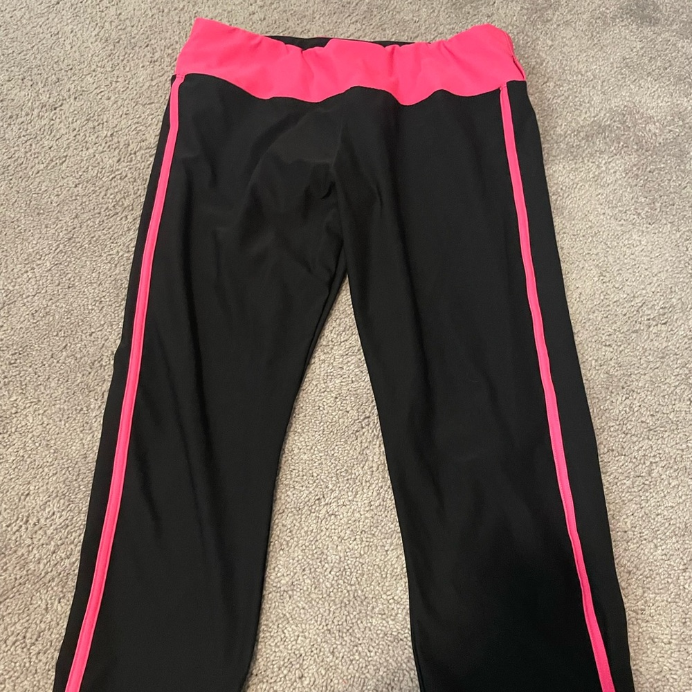 Steve Madden size XL workout leggings. Great condition. Black with pink trim.